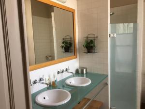 B&B / Chambres d'hotes B&B Le Jardin de Carco : Chambre Double - Vue sur Jardin