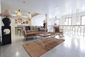 Vera Nidhra - Self check-in after 6pm