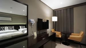 Deluxe Twin - Non-cancellable, Paid Parking