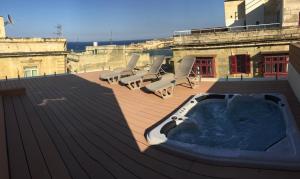 Valletta Luxe 3-Bedroom Duplex Penthouse with Sea View Terrace and Jacuzzi