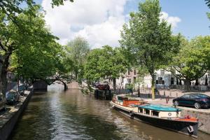 JoyJoyJoy the White Wilde ecolicious studio in a historic Canalhouse from 1799 with terrace at the canals