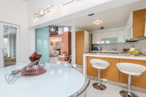 Luxury penthouse Prestige near the sea