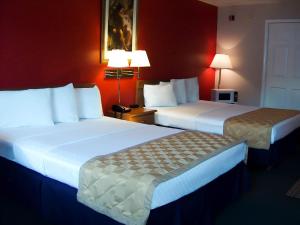 Queen Room with Two Queen Beds room in Branson King Resort & Suites