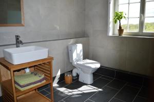 Maisons de vacances Aux Volets Bleus Chez Mark & Sylvie : photos des chambres