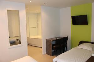 Hotels Hotel du Puy Ferrand , Restaurant La Table de l'Ours : photos des chambres