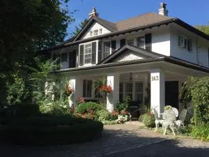 Bernard Gray Hall Bed and Breakfast - Newfane