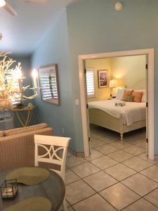 Junior Suite room in Kona Kai Resort and Gallery