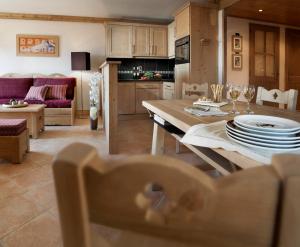 Three-Bedroom Apartment (8 Adults) with Spa Access room in CGH Résidences & Spas Les Chalets de Jouvence