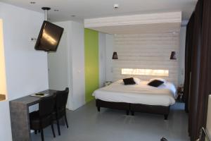 Hotels Hotel du Puy Ferrand , Restaurant La Table de l'Ours : Chambre Quadruple - Vue sur Sancy