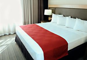 King Room - Disability Access room in Country Inn & Suites by Radisson Fairborn South OH