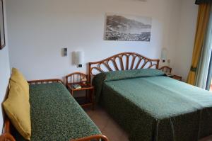Triple Room with Terrace and Sea View room in Albergo Le Briciole