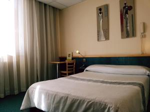 Hotels Logis Hotel du Midi - Rodez Centre-Ville : photos des chambres