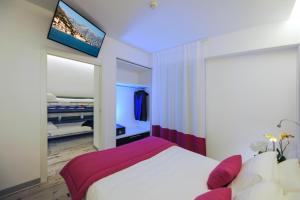 Superior Quadruple Room with Beach Access room in Hotel Lampara