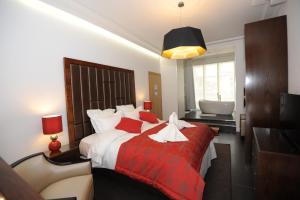 Hotels Hotel Victor Hugo : Suite Junior - Vue sur Jardin