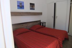 Hotels Hotel U Pozzu : Chambre Triple - Vue sur Jardin