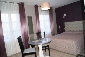 Hotels Hotel des Voyageurs : Chambre Quadruple