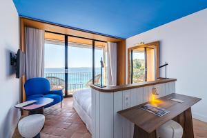 Room 32 m2 with Balcony - Sea View room in Hôtel Le Bailli De Suffren