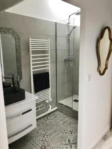 B&B / Chambres d'hotes La gentilhommiere de Saumur : Chambre Double avec Salle de Bains Privative