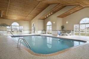 King Suite with Whirpool - Disability Access room in Country Inn & Suites by Radisson Grinnell IA