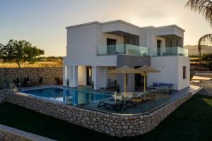 Deluxe Three-Bedroom Villa with Private Pool and Sea View