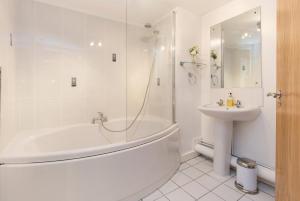 Raleigh Square - 2BR Ground-Floor Apartment in Nottingham