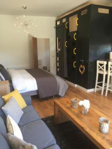 Willow Court Farm Studio South & Petting Farm, 8 mins from Legoland & Windsor, 15 mins from Lapland UK