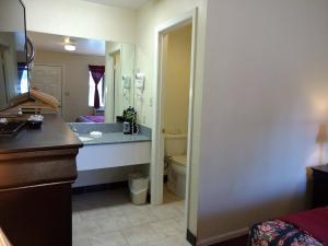 King Room room in Travelers Motel