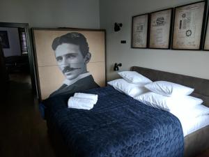 Nikola Tesla by mythings