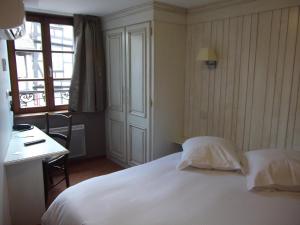 Hotels Hotel De La Cloche : photos des chambres