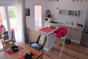 Coeur de Fréjus, LAMPHITHÉÂTRE, appartement 3 pièces climatisé, terrasse, barbecue, piscine & parking