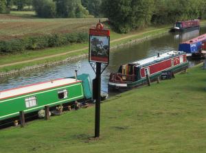 Narrowboat at Weedon