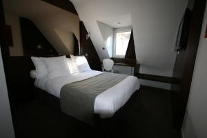 Hotels Hotel des Tonneliers : Chambre Double avec Douche