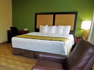 Deluxe Studio with One King Bed - Disability Access - Non-Smoking room in Extended Stay America Suites - Phoenix - Airport - E Oak St