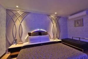 Full Moon Motel - Sanxia