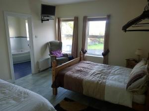 Standard Twin Room with Mountain View room in 1 Bayview