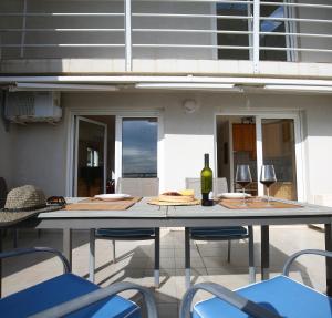 Split on the beach, 2 floors & wide terrace