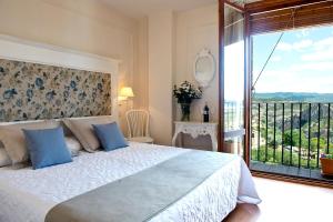 Double Room with Balcony and Castle View