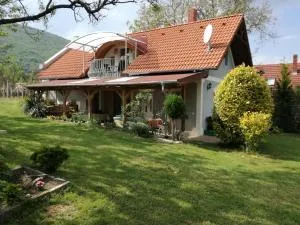 Margó Nyaraló - 讷米斯维塔