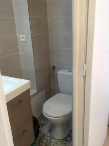 Hotels Hotel Richard : Chambre Double avec Salle de Bains Privative