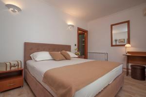 Double Room with Balcony and Garden View room in Guest House Medin