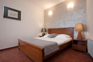 One-Bedroom Apartment with Balcony and Side Sea View room in Guest House Medin