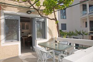 One-Bedroom Apartment with Sea View