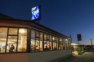 Racecourse Hotel and Motor Lodge