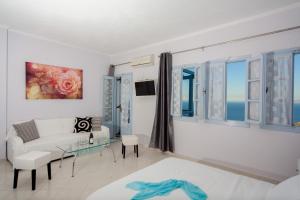 Luna Rossa Santorini