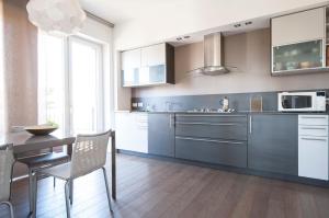 Milano Lush Contemporary Flat, wonderful home with 3 Bedrooms, 6 guests