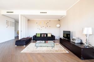 Milano Lush Contemporary Flat, wonderful home with 3 Bedrooms, 6 guests