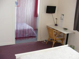 Hotels Hotel du Commerce : Chambre Familiale (2 Adultes et 2 Enfants)