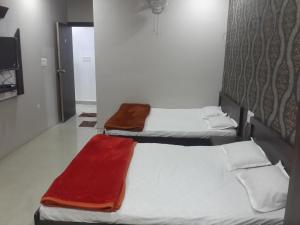 Hotel Holiday Era Opposite Railway Station