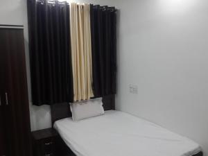 Hotel Holiday Era Opposite Railway Station