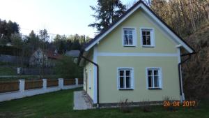 Chaloupka za potůčkem